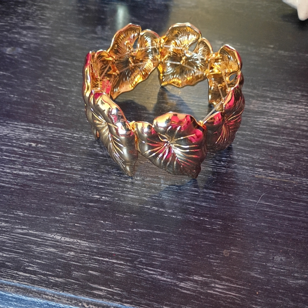Gold Leaf Design Bracelet